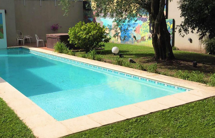 Aranzay fabrica piscinas de hormigón y notaron una gran demanda.