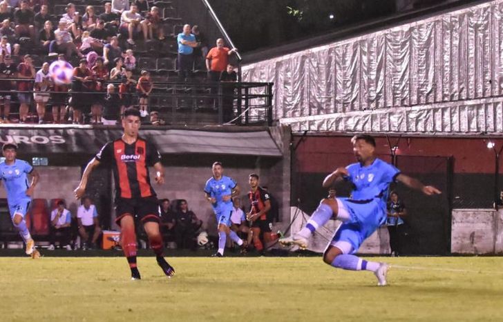 Luis López metió un gol para la historia del Gasolero.