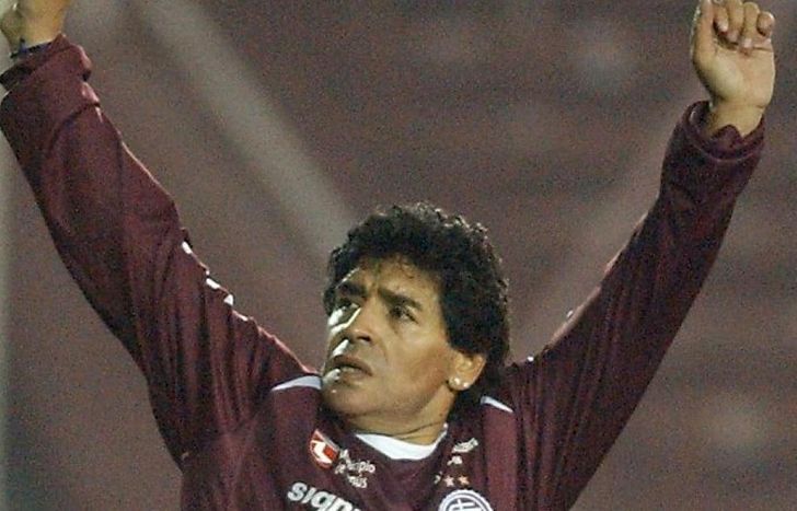 Diego Maradona con la camiseta de Lanús en el 2008.