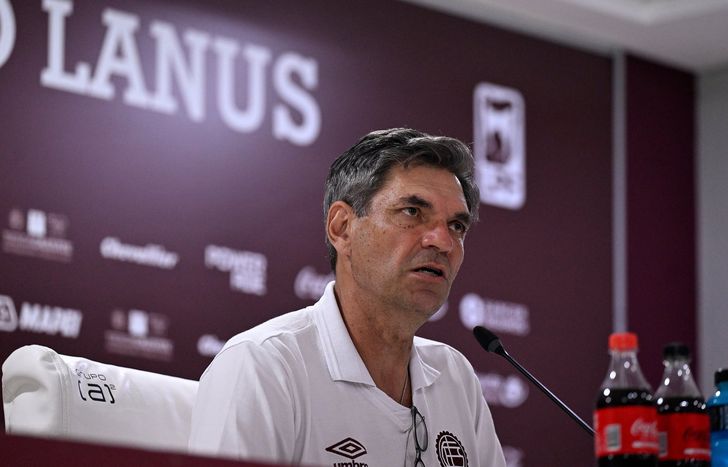 Mauricio Pellegrino en la sala de conferencias de Lanús.