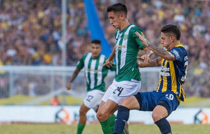 Cañete avanza con el balón.