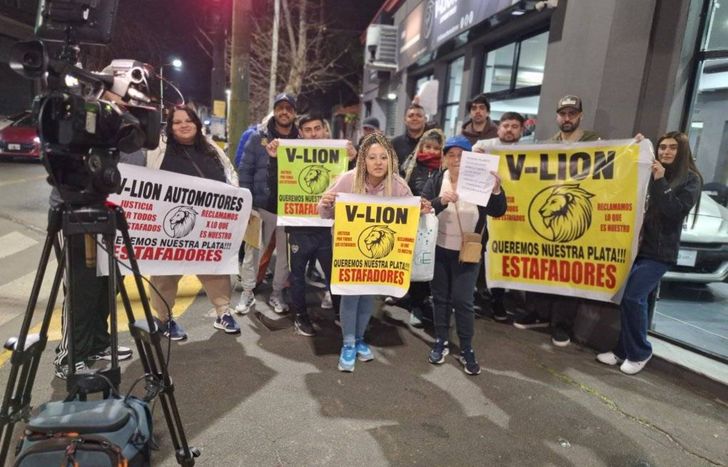 Las víctimas de la concesionaria de Temperley que denunciaron estafas.