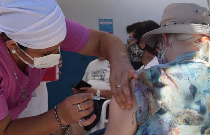Vacunan a adultos mayores y personal sanitario.
