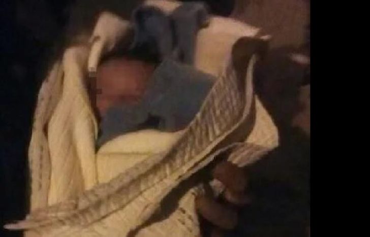 según la nota que había en la caja junto al bebé, la mamá no lo puede cuidar.