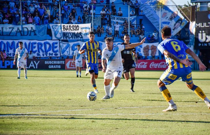 Gabriel Hauche se prepara para marcar un golazo para Temperley.