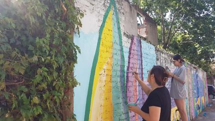 la artista que le puso color a una esquina de lomas