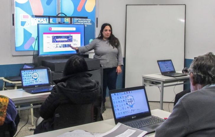 El lugar está equipado con computadoras y diferentes equipos.