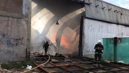 Así quedó el depósito. Totalmente destrozado por las llamas.