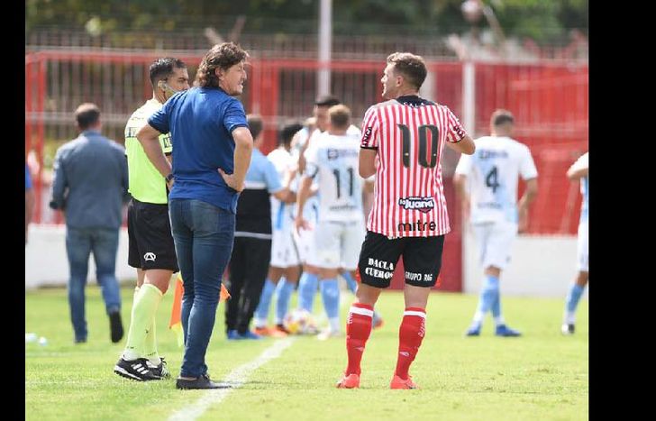 El DT, Juan Carlos Kopriva, habla con el goleador, Matías Linas.