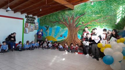 Los alumnos más grandes de Llavallol prepararon un cuento para los chicos del jardín sobre la importancia de donar sangre. Los alumnos más grandes de Llavallol prepararon un cuento para los chicos del jardín sobre la importancia de donar sangre.