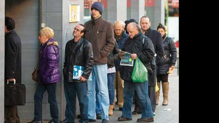 bajo la confianza en conseguir un trabajo y subio el medio a perderlo