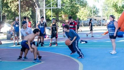 Diario La Unión | El básquet 3x3 se juega con tres jugadores por equipo en una media cancha.
