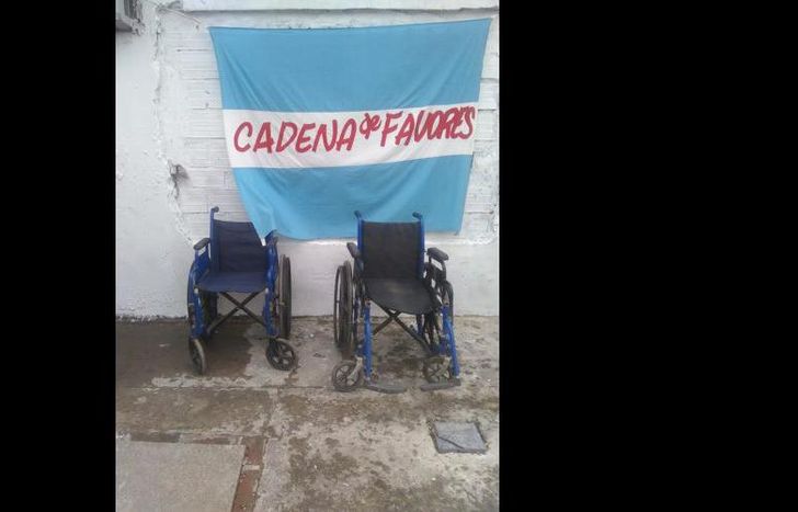 Hace poco entregaron la silla de ruedas número 100 a un vecino.
