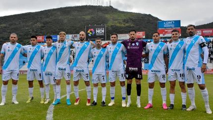 El plantel de Temperley frenó el largo invicto de Gimnasia y Tiro. El plantel de Temperley frenó el largo invicto de Gimnasia y Tiro.