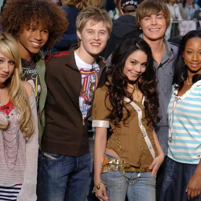 Zac Efron y el elenco de la historia de Disney. 