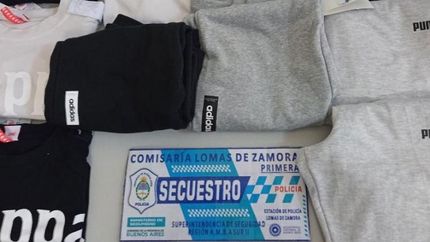 entro a un comercio, lleno una bolsa con ropa y se fue sin pagar