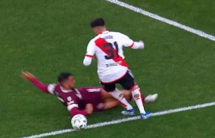 La jugada que protestó River Plate.