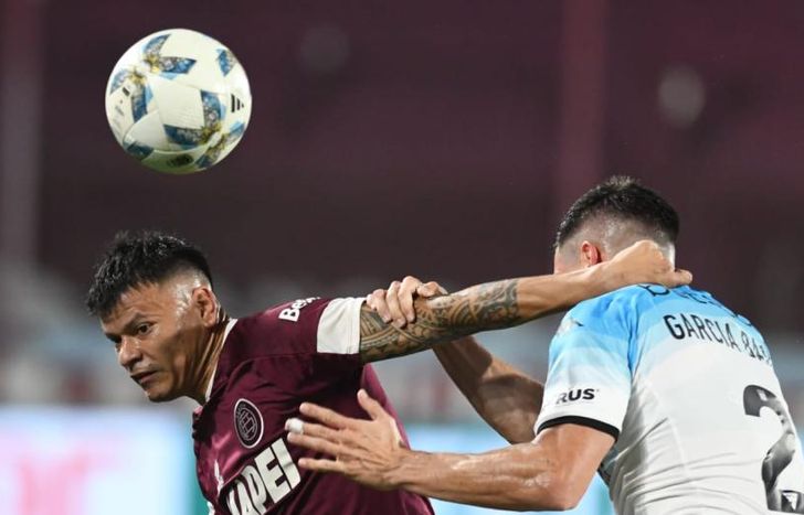 Bou y García Basso luchan por la pelota.