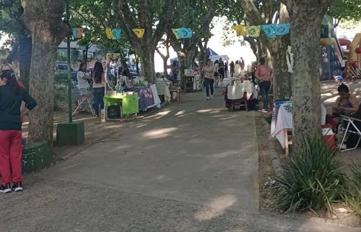 Una feria con más de 70 puestos de rubros variados.