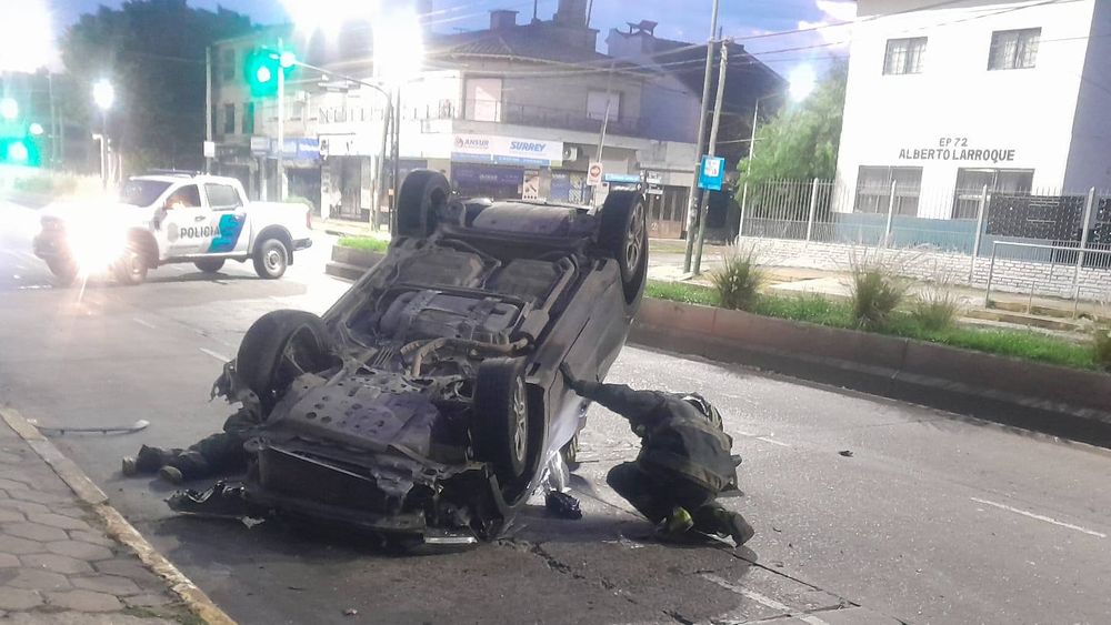 Así quedó el auto tras el vuelco. Así quedó el auto tras el vuelco.