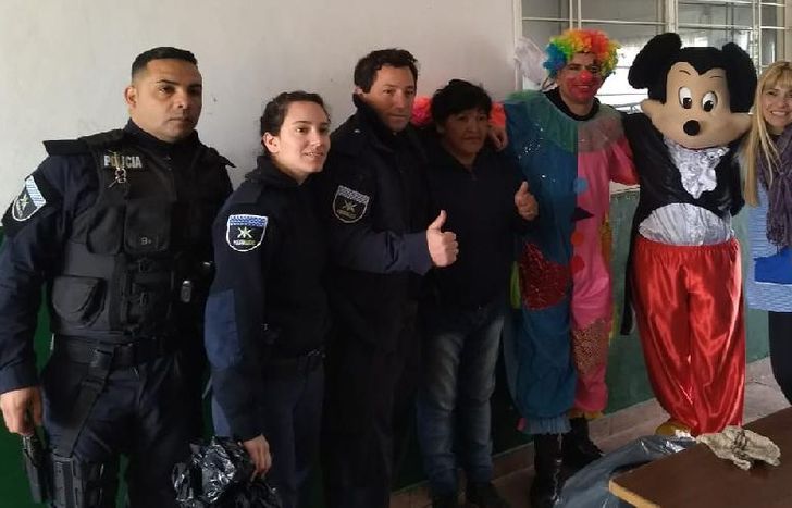 Los agentes junto a los chicos y los artistas.