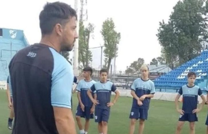 Gabriel Ostúa apuntó a acortar los procesos para llevar más chicos a la Primera de Temperley.