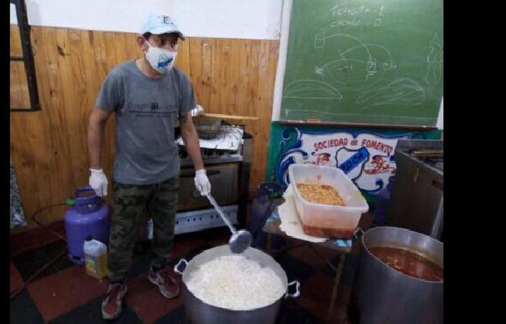 todos los martes y viernes a las 19 brindan porciones de comida.