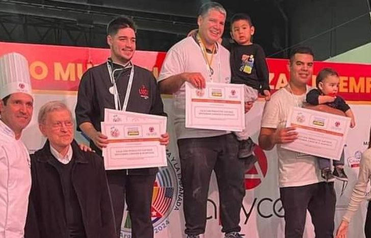 El dueño de una pizzeria de Centenario feliz en el podio del mundial.