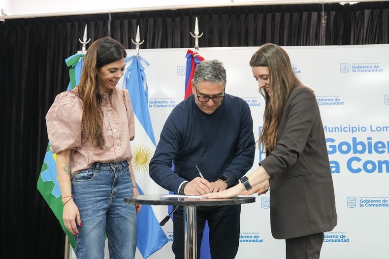 La secretaria de Salud, Luciana Angueira, y Aldana Scillama, Secretaria General del Municipio, firmaron el convenio. 
