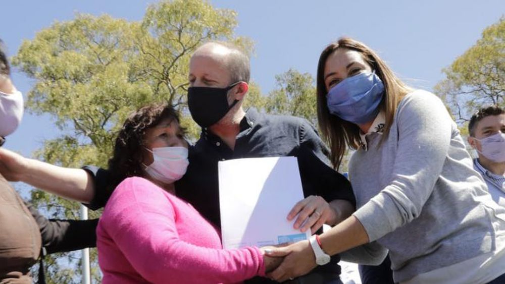Entregaron más de 950 escrituras para los vecinos de Lomas