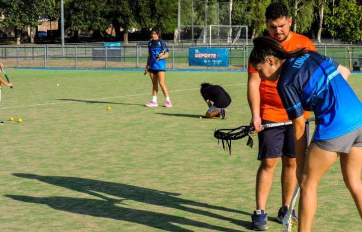 Las clases de Lacrosse se dictan en el Parque Eva Perón.