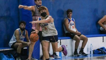 De la Rosa juega de base en Gimnasia y Esgrima de Lomas.