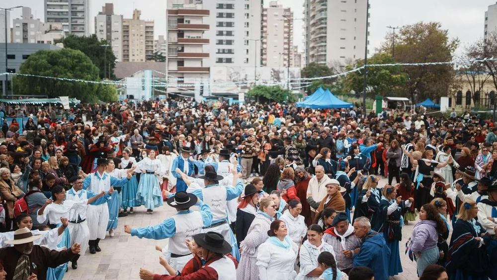 Un 25 de Mayo con desfile, locro y folklore. Un 25 de Mayo con desfile, locro y folklore.