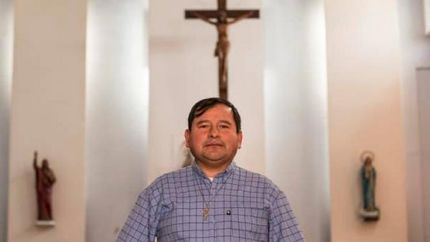 Había viajado a su país natal a visitar a su madre.