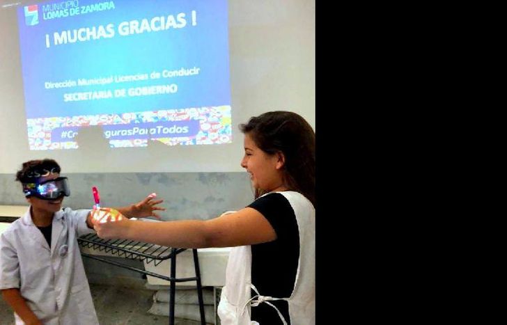 los “Drunkbusters” simulan las dificultades que tiene una persona alcoholizada.