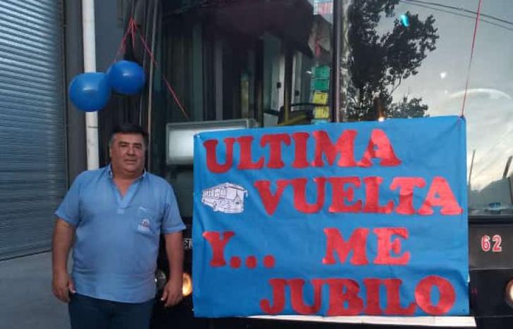 Gustavo y su última vez como chofer. Lo disfrutó al máximo gracias al cariño de familiares y amigos.