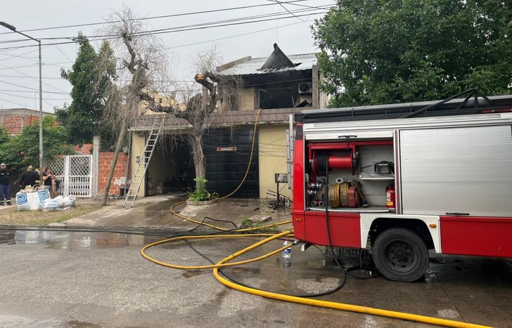 El incendio provocó daños en la estructura de la casa.