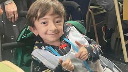 Feliz con su nueva silla a medida.