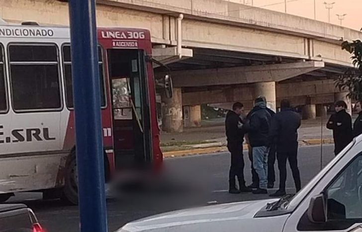 La mujer quedó tirada frente al colectivo.