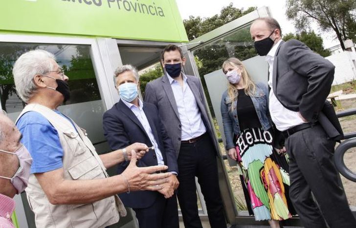 Martín Insaurralde dialogando con vecinos de la zona.