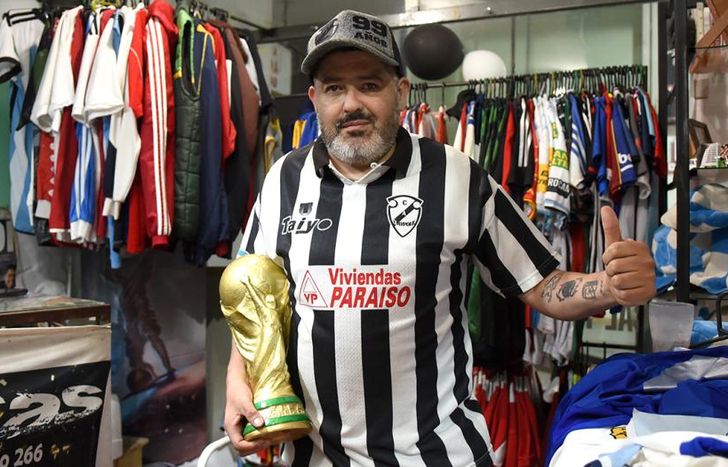 Con la copa del mundo. La misma que intentará levantar Lionel Messi.