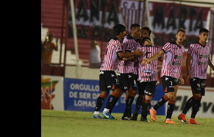 Brítez Ojeda, abrazado por sus compañeros, festeja su golazo.