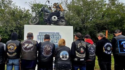 El monumento está ubicado en el Parque de Llavallol.