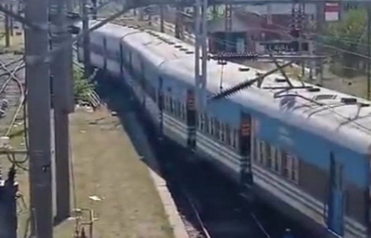El tren estaba vacío cuando descarriló.