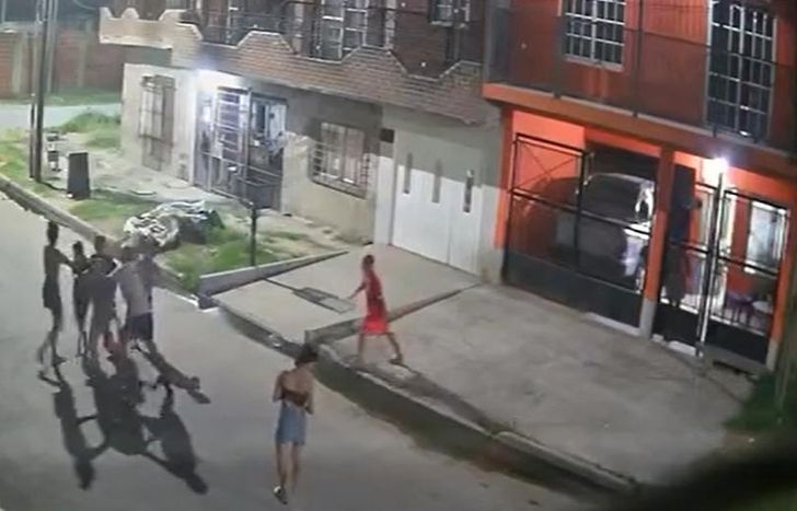 La pelea fue grabada por una cámara de seguridad.