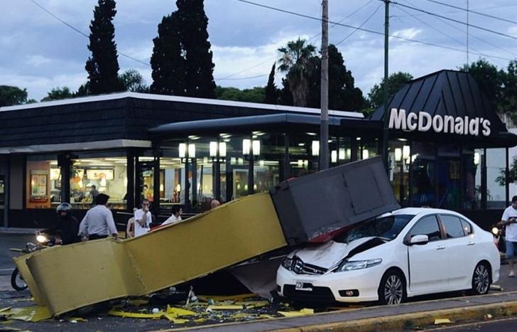 La M del McDonalds de Banfield cayó sobre un auto.