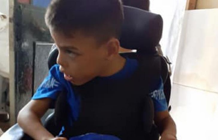 Benjamín tiene ocho años y sufre parálisis cerebral.