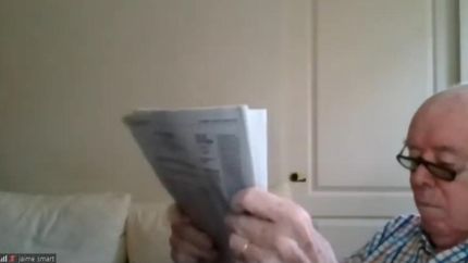Diario La Unión | Jaime Lamont Smart leyendo el diario en plena audiencia.