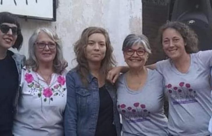 Mujeres comprometidas con otras mujeres.