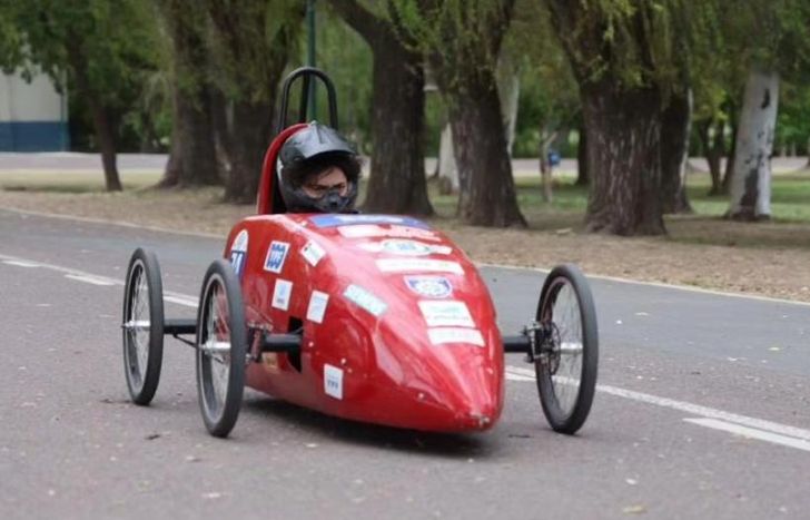 Hace unos días probaron el auto eléctrico en el Parque de Lomas.